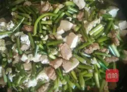 Illustration of how to make braised noodles with garlic moss, meat, tofu and eggs 5