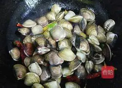 Illustration of how to stir-fry clams with onion, ginger and spicy 6