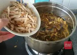 Illustration of making braised noodles with shredded mushrooms and chicken 8