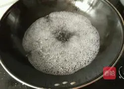 Illustration of how to cook large intestine with pickled cabbage 5