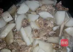 Illustration of how to make braised chicken with radish 3