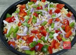 Noodle Pizza Recipe Illustration 9