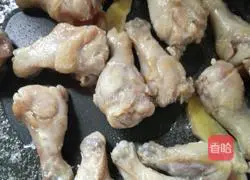 Illustration of how to make cola-braised chicken legs 5