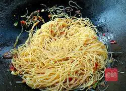 Illustration of how to make fried rice noodles with onion and double shreds 8