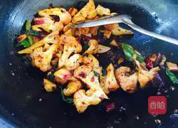 Illustration of how to make vegetables in a dry pot 10