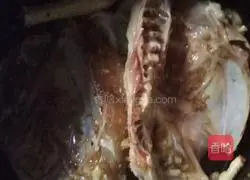 Illustration of how to braise chicken in rice cooker 2