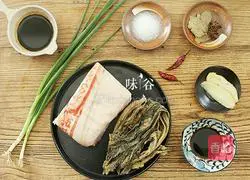 Illustration of home-cooked braised pork with pickled vegetables 1