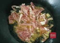 Illustration of how to make fried shredded pork with dried fungus and tofu 4