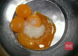 Illustration of how to make raisin cake roll 3