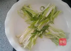 Illustration of the original shredded pork with Beijing sauce 4