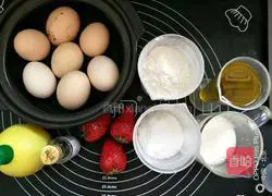 Illustration of how to make fresh strawberry ancient flavor Gulu cake 1