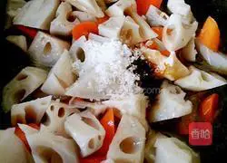 Illustration of how to make sweet and sour lotus root cubes 6