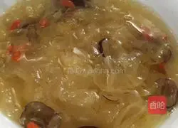 Illustration of how to make red dates, wolfberry and white fungus soup 4