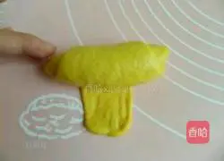 Illustration of how to make raisin and carrot bread rolls 11