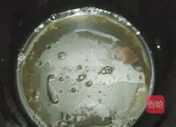 Illustration of how to braise chicken with rock sugar in rice cooker 5