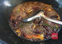 Illustration of how to make spicy fish in dry pot 14