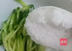 Illustration of how to make cold noodles with fruit and vegetable kimchi 12