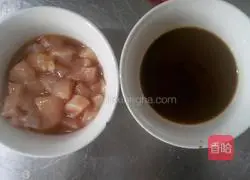 Illustration of how to cook diced chicken with sauce and topped with noodles 1