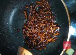 Illustration of how to make shredded pork rolls with Beijing sauce 8