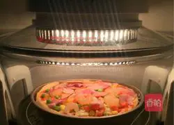 Illustration of how to make bacon and prawn thick crust pizza 7