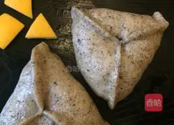 Illustration of how to make walnut sesame candy triangle 11