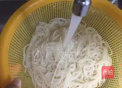 Illustration of how to make fried rice noodles with pickled mustard and shredded pork 4