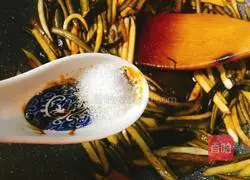 Illustration of how to make fried shredded eel with wild rice 13