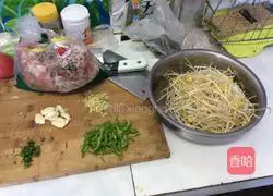 Illustration of how to cook mutton rolls with bean sprouts 1