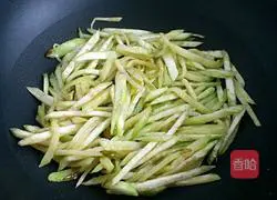 Illustration of how to make braised noodles with eggplant shreds 3