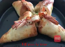 Illustration of how to make hand-held pizza 4