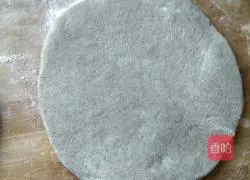 Illustration of how to make black sesame sugar cake 4