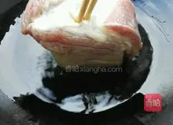 Illustration of how to make pork belly with pickles 1