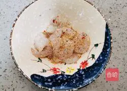 Illustration of how to make shrimp and mushroom pizza 2