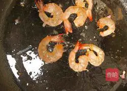 Illustration of how to make eight-inch shrimp pizza 4