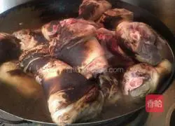 Illustration of how to make braised pork elbows (100 servings) 2