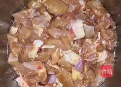 Illustration of how to make green pepper and spicy chicken 1