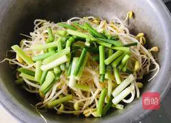 Stir-fried soybean sprouts Illustration of how to make fried pork 1