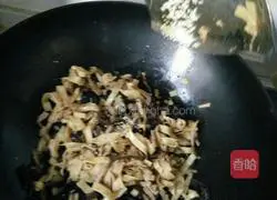 Illustration of how to stir-fry shredded pork with dried fungus and tofu 9
