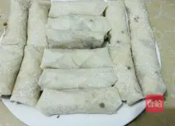 Illustration of how to make three-silk spring rolls 13