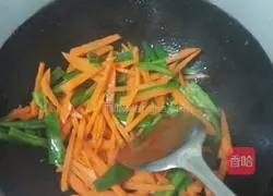 Illustration of how to make red and green braised chicken legs 6