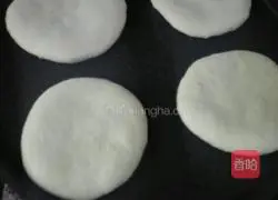 Illustration of how to make pork buns with cured sauce 11