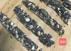 Illustration of making walnut peanut black sesame candy 15