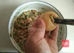 Illustration of how to stuff meat with braised oil and gluten 7