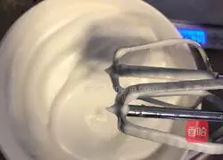 Illustration of how to make raisin cupcakes 2