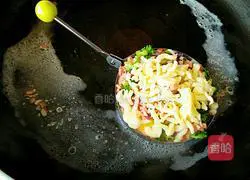 Illustration of how to make fried egg and ham pizza 10