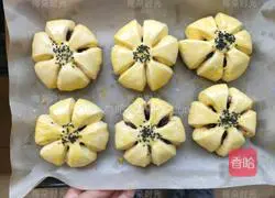 Illustration of how to make flower bean paste bread 15