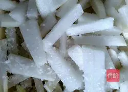 Illustration of how to make white radish kimchi 4