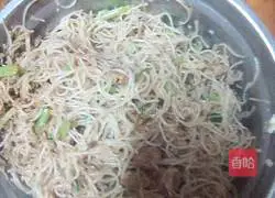 Illustration of how to make celery and lean meat fried rice noodles 7