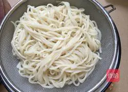 Over Illustration of how to make fried pork noodles 7