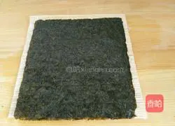 Illustration of how to make bacon sushi 2